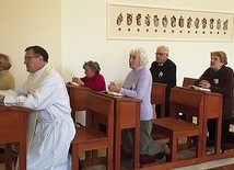 Ojciec Zdzisław prowadził wspólną modlitwę  dla zgromadzonych na rekolekcjach.