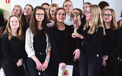 Zespół Alter Creo wyśpiewał pierwszą nagrodę w kategorii zespoły szkół podstawowych i gimnazjalnych.