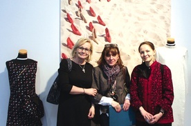 Hanna Wojdała-Markowska (w środku) z prof. Ritvą Jaaskelainen (z lewej) oraz prof. Jenni Liisą Ylinivą z University of Lapland, Department of Textile and Clothing in Rovaniemi w Finlandii.