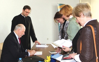 Profesor podpisywał swoje książki. Obok organizator spotkania ks. Wojciech Wojtyła, jego uczeń.