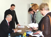 Profesor podpisywał swoje książki. Obok organizator spotkania ks. Wojciech Wojtyła, jego uczeń.