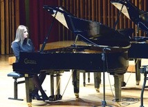 Kamila Woźniak zagrała etiudę c-moll, opus 10,  numer 12, „Rewolucyjną”, Fryderyka Chopina.