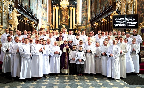 ▲	Biskup ustanowił świeckich pomocników w posłudze Eucharystii. 