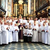 ▲	Biskup ustanowił świeckich pomocników w posłudze Eucharystii. 