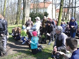 Wierni podążający ścieżkami Parku Dzikowskiego.