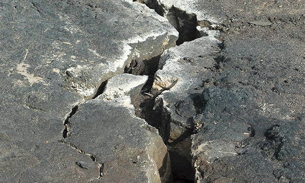 Szczelina przy wulkanie Ardoukôba. Z lewej strony płyta somalijska, z prawej nubijska
