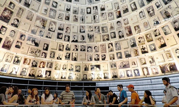 Sala imion w Yad Vashem upamiętnia ofiary Holocaustu. Narodowy dzień pamięci Polaków ratujących Żydów pod okupacją niemiecką będzie przypominał o tych, którzy nieśli im pomoc.