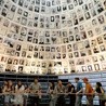 Sala imion w Yad Vashem upamiętnia ofiary Holocaustu. Narodowy dzień pamięci Polaków ratujących Żydów pod okupacją niemiecką będzie przypominał o tych, którzy nieśli im pomoc.