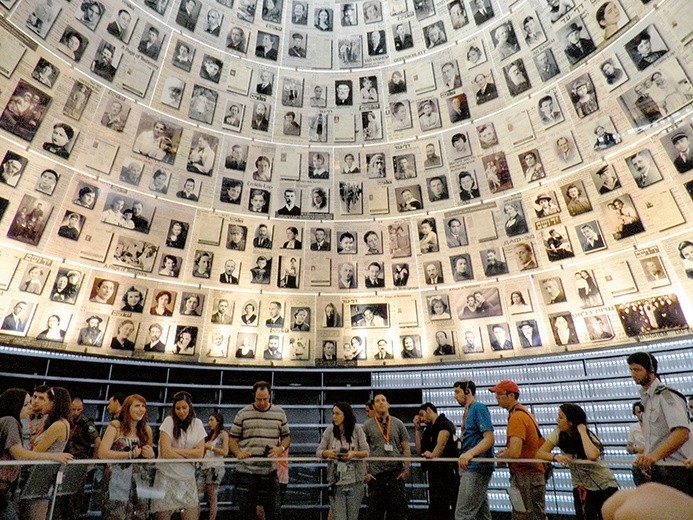 Sala imion w Yad Vashem upamiętnia ofiary Holocaustu. Narodowy dzień pamięci Polaków ratujących Żydów pod okupacją niemiecką będzie przypominał o tych, którzy nieśli im pomoc.