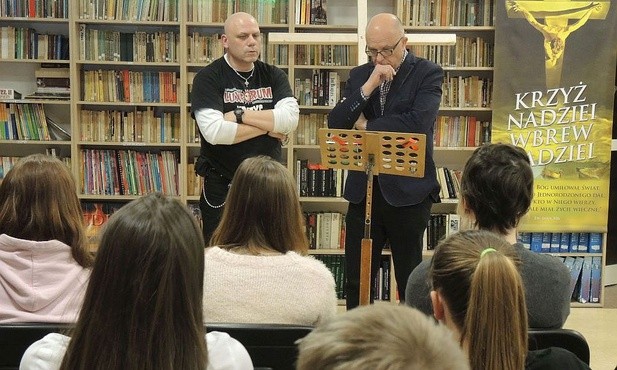 Bogdan Krzak i dr Andrzej Solecki z młodzieżą "Nadziei"