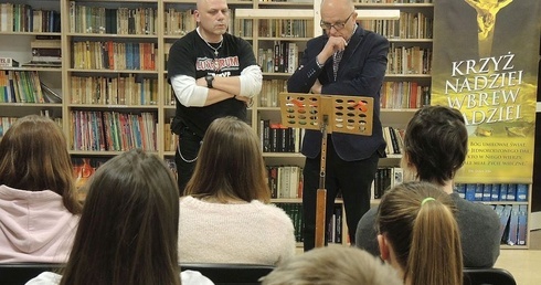 Bogdan Krzak i dr Andrzej Solecki z młodzieżą "Nadziei"