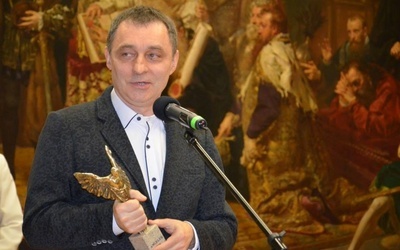 Robert Grudzień ze statuetką Angelus