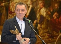 Robert Grudzień ze statuetką Angelus