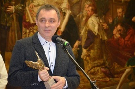 Robert Grudzień ze statuetką Angelus