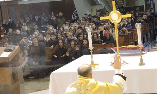 Podczas adoracji Najświętszego Sakramentu