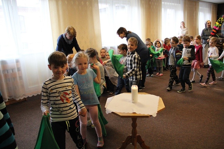 Lekcja o Niedzieli Palmowej w przedszkolu u józefitek