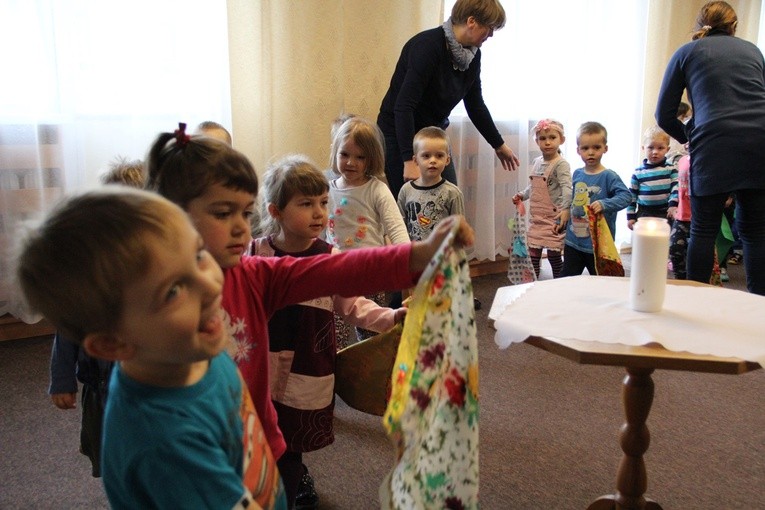 Lekcja o Niedzieli Palmowej w przedszkolu u józefitek