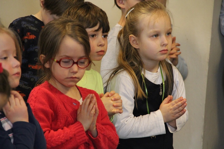 Lekcja o Niedzieli Palmowej w przedszkolu u józefitek