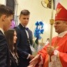 Młodzi dziękują biskupowi Leszkiewiczowi za bierzmowanie