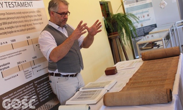 Do każdego wydania Pisma Świętego można było usłyszeć ciekawy komentarz.