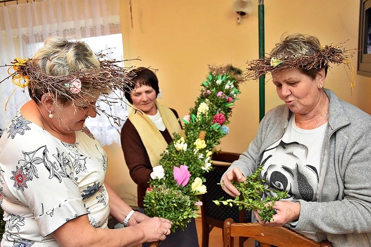 Palmy, wianki i ozdoby świąteczne.