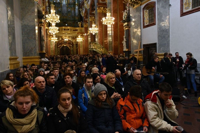 Pielgrzymka maturzystów - aula i bazylika