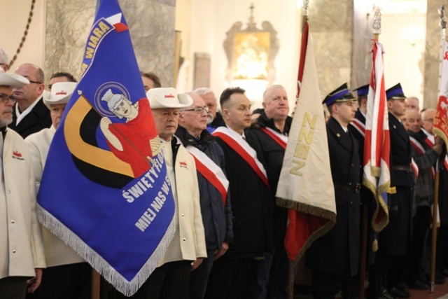 Ludzie pracy nieśli krzyż