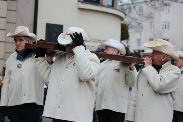 Ludzie pracy nieśli krzyż