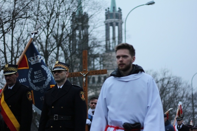 Ludzie pracy nieśli krzyż