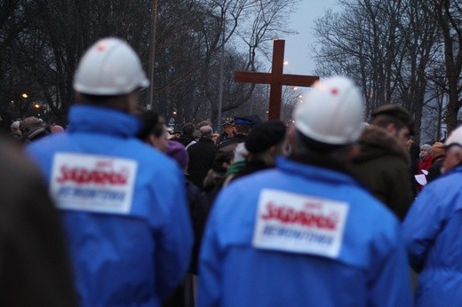 Ludzie pracy nieśli krzyż