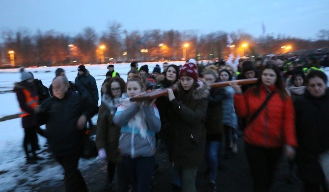 Młodzi niosą krzyż na terenie byłego obozu na Majdanku