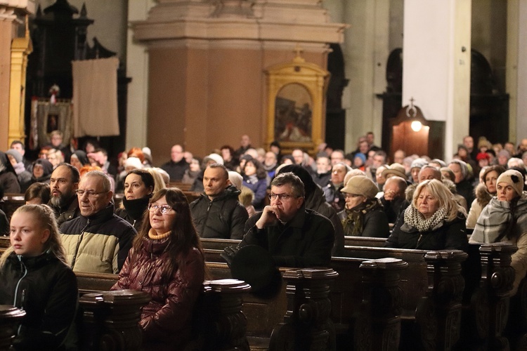 Droga Krzyżowa z relikwiami Krzyża