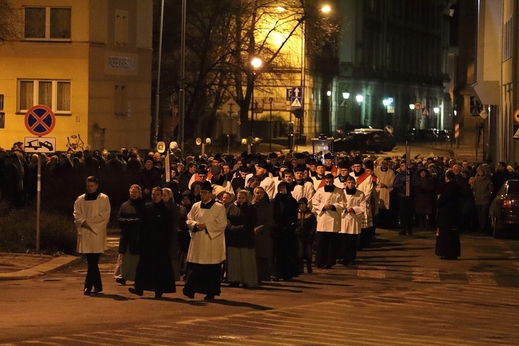 Droga Krzyżowa z relikwiami Krzyża