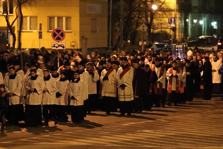 Droga Krzyżowa z relikwiami Krzyża