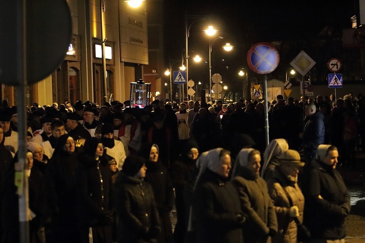 Droga Krzyżowa z relikwiami Krzyża