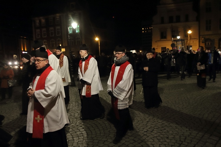 Droga Krzyżowa z relikwiami Krzyża