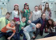 Uśmiechnięte i radosne dzieci w Szkole Podstawowej nr 1 w Świdnicy