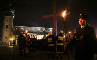 Łowicka Droga Krzyżowa rozpoczęła się przy bazylice katedralnej.