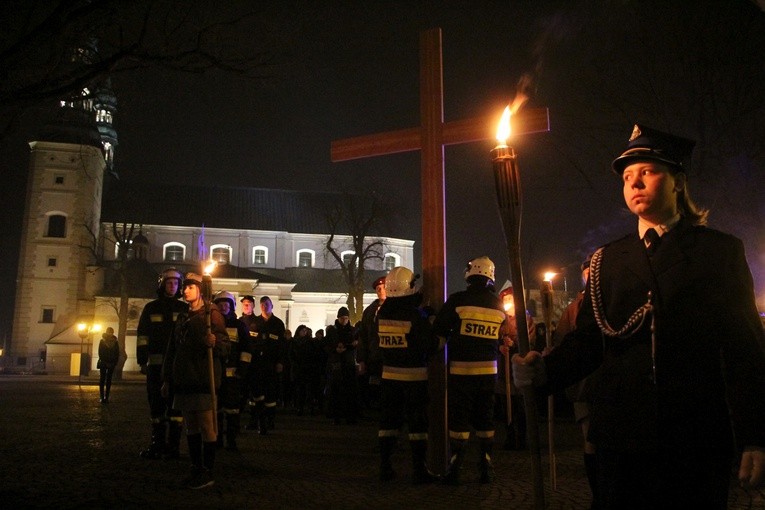 Łowicka Droga Krzyżowa rozpoczęła się przy bazylice katedralnej.