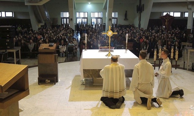 Ponad 2 tys. młodych adorowało Najświętszy Sakrament