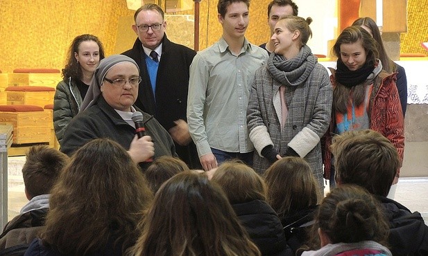 O relacjach - m.in. w rodzinie - rozmawiali młodzi z s. Anną Bałchan