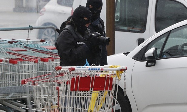 Policja znalazła 3 ładunki wybuchowe w supermarkecie w Trebes