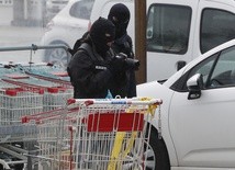 Policja znalazła 3 ładunki wybuchowe w supermarkecie w Trebes