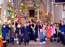 Palmy poświęcił proboszcz ks. kan. Wojciech Zdon