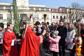 Bp Andrzej F. Dziuba święci palmy