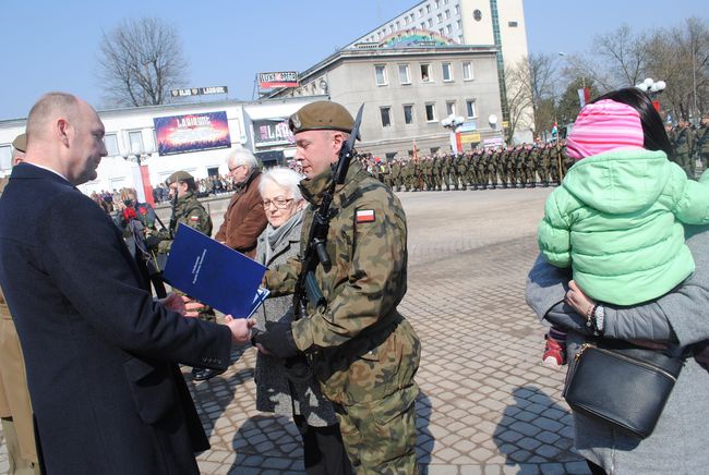 Przysięga żołnierzy obrony terytorialnej w Stalowej Woli