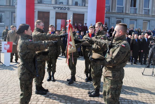 Przysięga żołnierzy obrony terytorialnej w Stalowej Woli