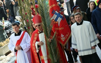 Abp Stanisław Budzik przeszedł z młodymi w procesji ulicami Lublina