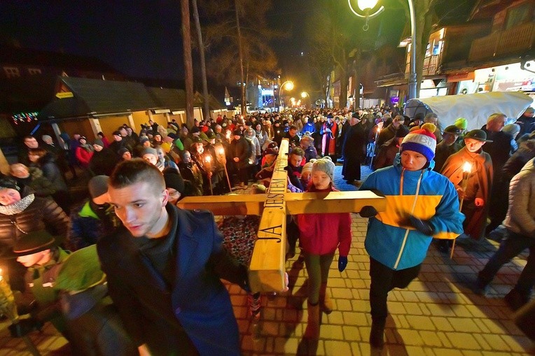 Wielki krzyż na Krupówkach 