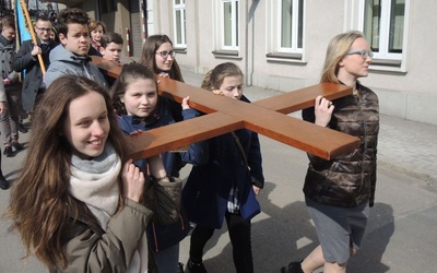 Młodziez poniosła do katedry diecezjalny krzyż ŚDM